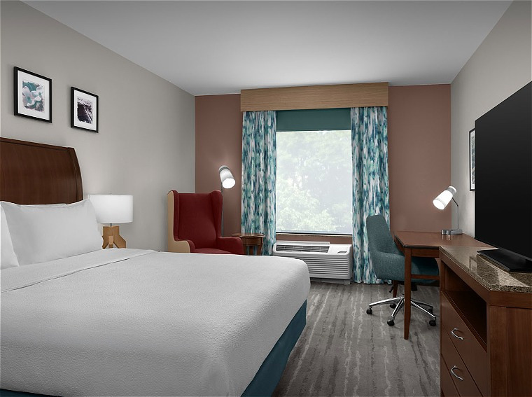 King room featuring a microwave, mini fridge, coffee maker, and pet friendly policy.